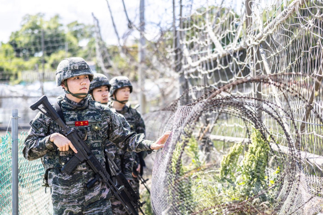 [르포] “북한군 담배 피우는 것도 볼 수 있다”…수도권 서측방 255㎞ 해안경계 24시간 ‘이상무’ [이현호 기자의 밀리터리!톡]