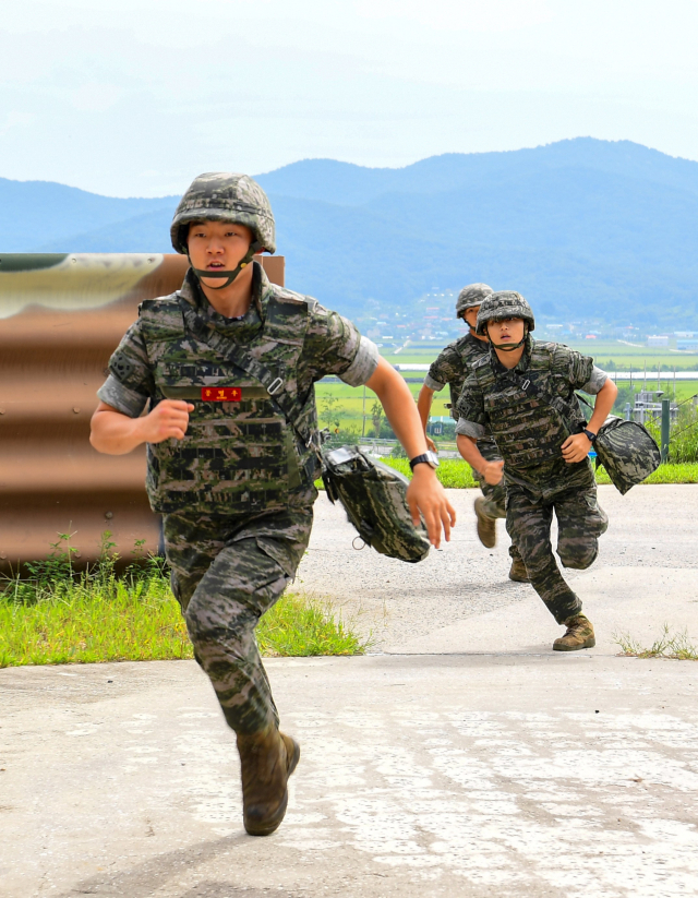 해병대 2사단 예하 제2해병포병여단 22포병대대 해병대원들이 주특기 훈련을 실시하고 있다. 사진 제공=해병대 2사단