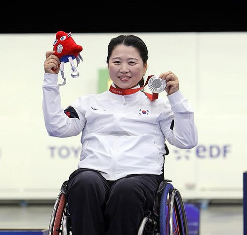 30일(한국시간) 프랑스 샤토루 슈팅센터에서 열린 2024 파리 패럴림픽 사격 R2 여자 10ｍ 공기소총 입사(스포츠등급 SH1)에서 은메달을 획득한 이윤리 선수가 활짝 웃고 있다. 연합뉴스