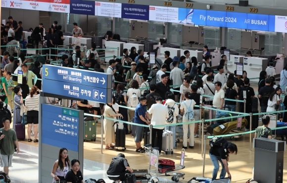 지난 4일 인천국제공항 1터미널 출국장이 휴가철을 맞아 해외로 떠나려는 여행객들로 붐비고 있다. 인천 = 연합뉴스