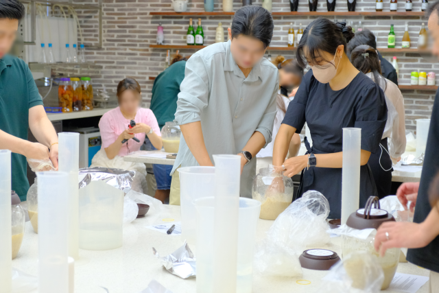 수강생들이 직접 신도주를 빚고 있다. 황동건 기자