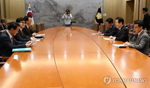 국민의힘 한동훈 대표와 더불어민주당 이재명 대표가 1일 오후 서울 여의도 국회 접견실에서 여야 대표 회담을 하고 있다. 연합뉴스