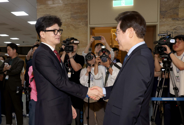 한동훈 국민의힘 대표와 이재명 더불어민주당 대표가 1일 서울 여의도 국회에서 열린 여야 대표회담에 앞서 인사하고 있다. 성형주 기자