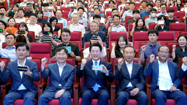 김영록(가운데) 전라남도지사가 2일 전남동부청사 이순신강당에서 열린 전남도 동부청사 개청 1주년 기념식에서 직원들과 “OK! NOW 전남”을 외치며 기념촬영을 하고 있다. 사진 제공=전라남도