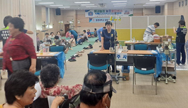 전남도와 13개 시·군, 농협이 함께하는 ‘농촌 왕진버스’가 도민들에게 큰 호응을 얻고 있다. 사진 제공=전라남도