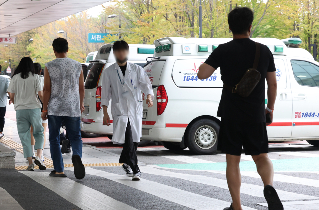 2일 서울 한 대형병원 응급의료센터 인근에서 구급차가 대기하고 있다. 연합뉴스