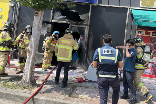 1일 오후 전남 영암군 삼호읍 한 상가건물 1층 성인게임장에서 방화로 인한 화재가 발생해 소방대원과 경찰관이 현장을 수습하고 있다. 연합뉴스