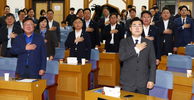 지난달 6일 열린 민주당 최대 경제공부 모임 ‘경제는 민주당’ 출범식에서 참석자들이 국민의례를 하고 있다. 앞줄 왼쪽은 ‘경제는 민주당’ 대표의원인 김태년 의원. 뉴스1