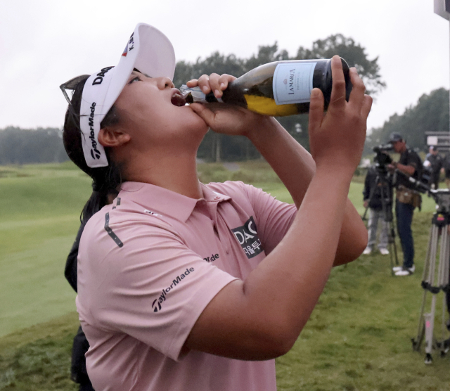 유해란이 LPGA 투어 FM 챔피언십에서 우승 후 샴페인을 마시고 있다. AP연합뉴스