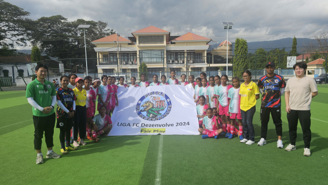 KOICA(한국국제협력단)에서 진행하는 동티모르 청소년 축구 리그에 참여하는 학생들이 경기 전 사진촬영을 하고 있다. 정상훈 기자