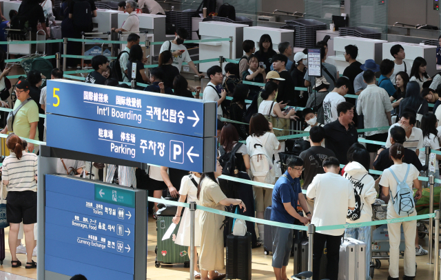 지난달 4일 인천국제공항 1터미널 출국장이 휴가철을 맞아 해외로 떠나려는 여행객들로 붐비고 있다. 연합뉴스