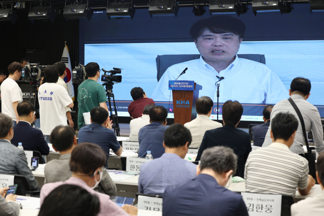 31일 서울 용산구 대한의사협회에서 열린 대한의사협회 긴급 임시대의원총회에서 단식 투쟁 중인 임현택 대한의사협회 회장이 영상으로 인사말을 대신하고 있다. 연합뉴스