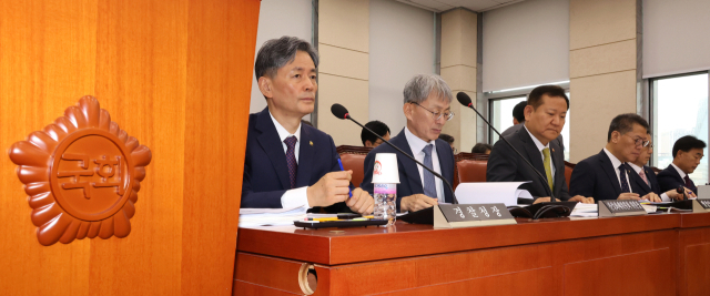 2일 오전 열린 국회 행정안전위원회 전체회의에 참석한 국무위원들이 자리하고 있다. 왼쪽부터 조지호 경찰청장, 김광동 진실화해위원회위원장, 이상민 행정안전부 장관, 김용빈 중앙선거관리위원회 사무총장, 연원정 인사혁신처장, 허석곤 소방청장. 연합뉴스