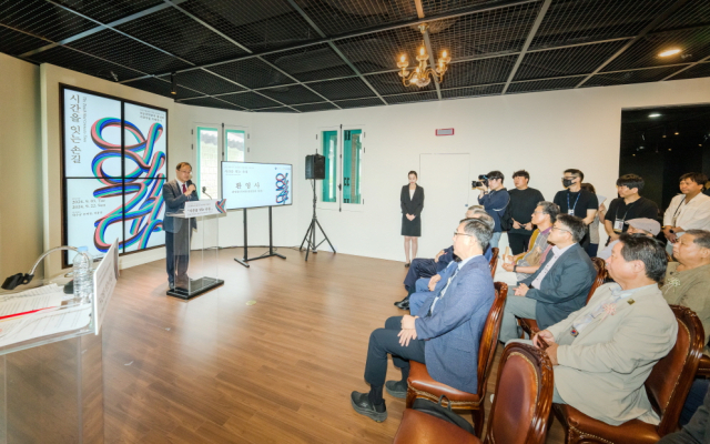 최영창 국가유산진흥원장이 2일 덕수궁에서 열린 ‘시간을 잇는 손길’ 특별전 개막식에서 환영사를 하고 있다. 사진 제공=국가유산진흥원