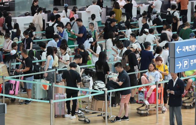 지난달 4일 인천국제공항 1터미널 출국장이 휴가철을 맞아 해외로 떠나려는 여행객들로 붐비고 있다. 연합뉴스