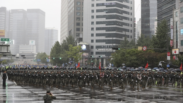 76주년 국군의 날 기념행사가 오는 10월 1일 서울공항에서 열리고 서울 중구 세종로 일대에서 시가행진도 진행한다. 사진은 지난해 건군 75주년 국군의 날 기념행사 당시군 장병들이 시가행진을 하는 모습. 연합뉴스