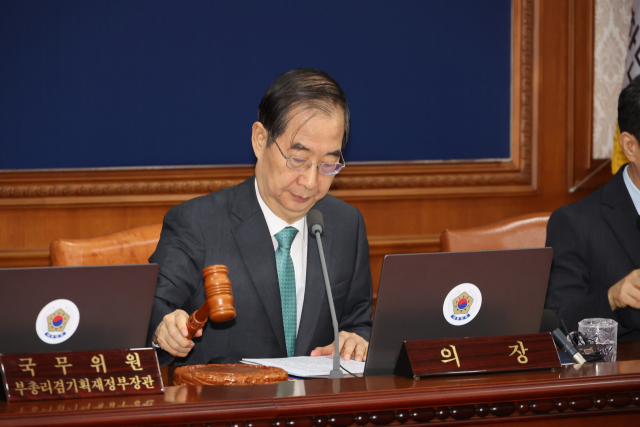 한덕수 국무총리가 3일 서울 종로구 정부서울청사에서 열린 국무회의에서 의사봉을 두드리고 있다. 연합뉴스