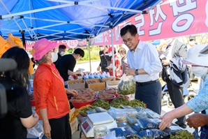 ‘44개 지역 특산물 한 자리에’…양천구, 추석 직거래장터 운영