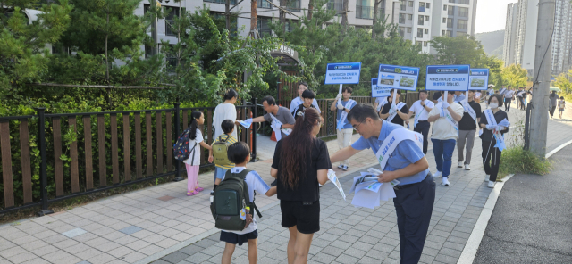 3일 한국전력 HVDC건설본부 등 관계자 150여명이 경기 하남시 감일지구 인근에서 동서울변환소 사업설명 가두캠페인을 벌이고 있다. 사진 제공=한국전력