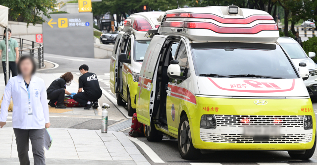 추석 연휴를 이 주 앞두고 응급실 과부하에 대한 우려가 커지는 가운데 2일 서울 서대문구 세브란스 병원 응급실 앞에 구급차가 대기하고 있다. 김규빈 기자