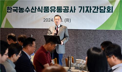 홍문표 한국농수산식품유통공사 사장이 3일 세종에서 기자간담회를 열고 있다. 사진 제공=한국농수산식품유통공사