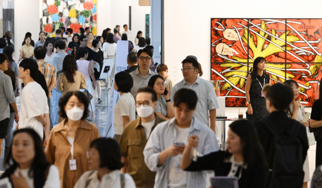 지난해 ‘키아프 서울’의 전시 마지막 날 서울 강남구 코엑스 전시장을 방문한 많은 관람객들이 작품을 관람하고 있다. 오승현 기자