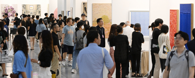 지난해 ‘키아프 서울’의 전시 마지막 날 서울 강남구 코엑스 전시장을 방문한 많은 관람객들이 작품을 관람하고 있다. 오승현 기자