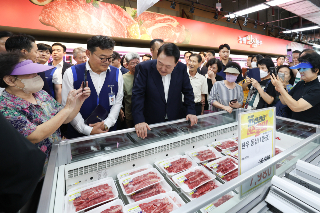 尹, 창동 하나로마트서 추석 물가 점검…'가격 안정 노력하겠다'