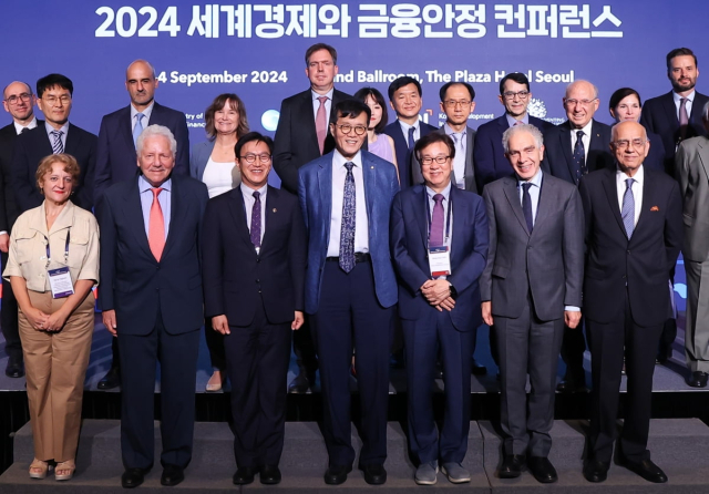 이창용 한국은행 총재(가운데)가 3일 오후 서울 중구 더 플라자 호텔에서 열린 '2024년 세계경제와 금융안정 컨퍼런스'에서 참석자들과 기념 촬영하고 있다. 사진 제공=한은