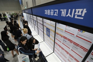 "회사 나가면 지옥" 퇴직 줄고 신입 덜 뽑고…'대기업 고용 정체' 심화