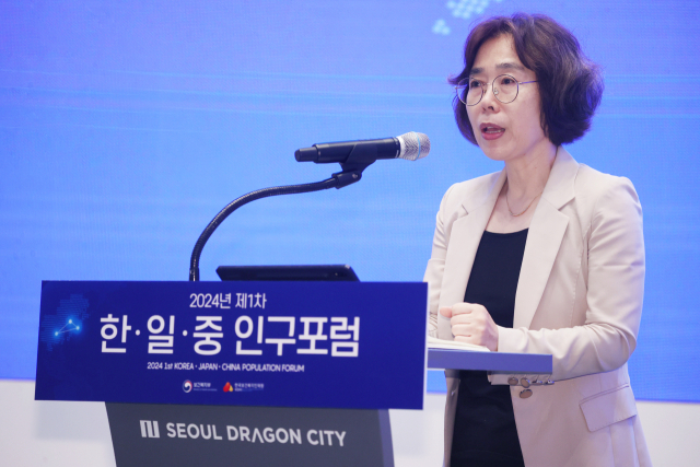 김상희 보건복지부 인구아동정책관이 3일 서울 용산구 드래곤시티 호텔에서 열린 2024년 제1차 한일중 인구포럼에서 개회사를 하고 있다. 연합뉴스