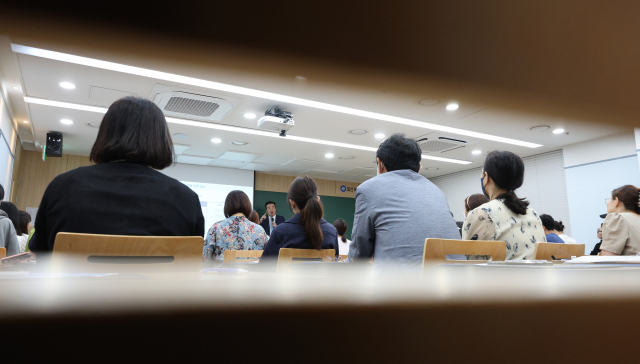 지난달 24일 오후 경기 고양시 일산 메가스터디학원에서 열린 2025학년도 수시 지원전략 설명회에서 수험생들과 학부모들이 지원 전략에 대한 설명을 듣고 있다. 고양=뉴스1