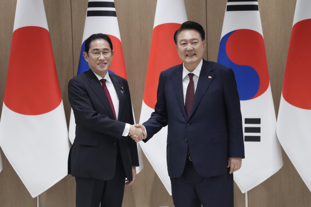 윤석열 한국 대통령이 지난 5월 26일 서울 대통령실에서 열린 한일 정상회의에서 기시다 후미오 일본 총리와 악수하고 있다. AP연합뉴스