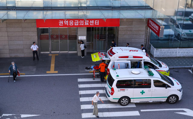 의정갈등이 장기화하며 전국 곳곳에서 응급실 진료중단이 현실화하고 있는 가운데 3일 오전 서울 시내 한 대학병원 권역응급의료센터 앞에 구급차들이 대기하고 있다. 연합뉴스