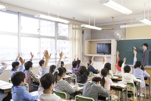 이러다 MZ교사 다 떠날라…2030교사 86% “월급 적어 이직 고민”