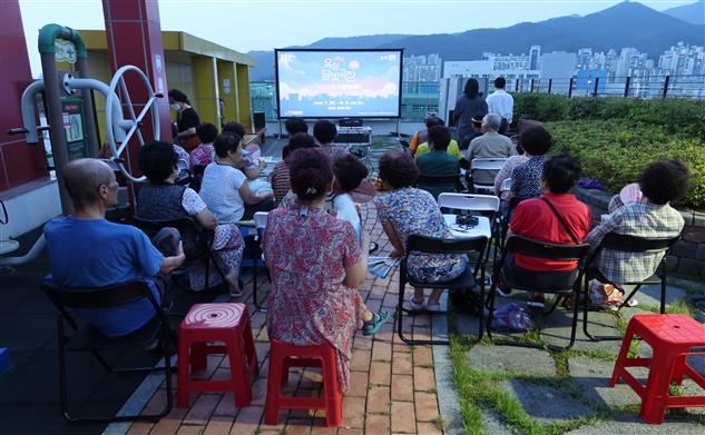 부산 전역에서 무료 영화상영회인 ‘찾아가는 달빛극장’이 열린다. 사진제공=부산시