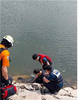 50대가 몰던 승용차 저수지로 추락…'밧줄 잡으세요' 극적 구조한 경찰관들