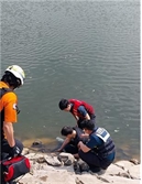 50대가 몰던 승용차 저수지로 추락…"밧줄 잡으세요" 극적 구조한 경찰관들