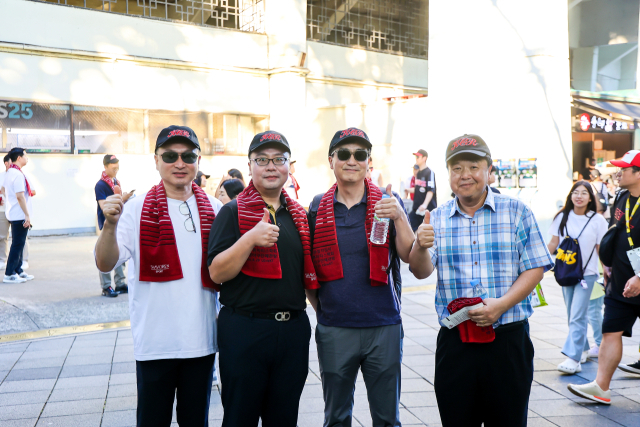 지난달 29일 대한류마티스학회가 잠실야구장에 마련한 야구 단체 관람 행사에서 임원진이 기념 촬영을 하고 있다. 학회 이창근(왼쪽부터) 기획이사, 허진욱 이사, 차훈석 이사장, 이명수 홍보이사. 사진 제공=대한류마티스학회