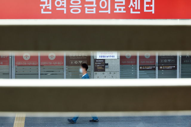 4일 서울 한 대형병원 응급의료센터 인근에서 의료진이 이동하고 있다. 연합뉴스