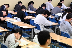 "중간고사·수학여행 일정 어쩌죠"…국군의날 '빨간 날' 되자 학교는 '난감'