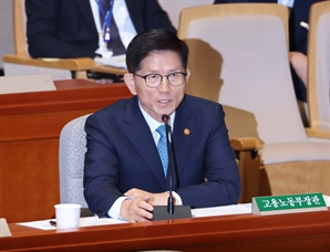 “가정·애 없고 대통령 딸”…김문수 장관, 박근혜 뇌물죄 또 부정 발언