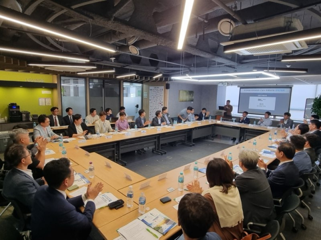 한국부동산마케팅협회 관계자들이 4일 서울 강남구 건설회관에서 열린 간담회에서 정책 제안을 하고 있다. 사진 제공=한국부동산마케팅협회