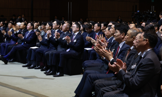 최태원 대한상의 회장(앞줄 왼쪽 다섯번째 부터), 안덕근 산업부 장관, 이재용 삼성전자 회장, 정의선 현대차 회장, 구광모 LG그룹 회장, 신동빈 롯데그룹 회장, 정기선 HD현대 부회장, 조원태 한진그룹 회장, 구자은 LS그룹 회장, 박정원 두산그룹 회장, 조현준 효성그룹 회장 등이 3월 20일 서울 영등포구 63컨벤션센터에서 열린 제51회 상공의 날 기념식에서 윤석열 대통령의 ‘자유주의 경제시스템에서 기업활동의 자유와 국가의 역할’을 주제로 한 특별 강연을 들으며 박수치고 있다. 연합뉴스