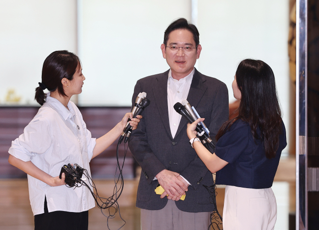 이재용 삼성전자 회장이 지난달 7일 오후 서울 강서구 서울김포비즈니스항공센터(SGBAC)를 통해 귀국, 기자들의 질문에 답하고 있다. 연합뉴스