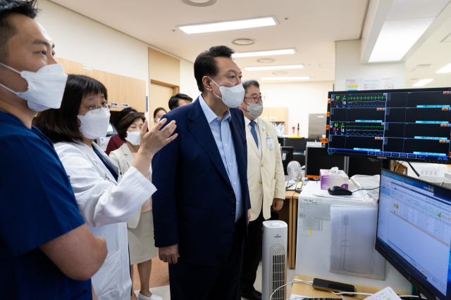 윤석열 대통령이 4일 경기도 한 권역응급의료센터를 찾아 응급 의료 현장에 대한 설명을 듣고 있다. / 사진 제공 = 대통령실