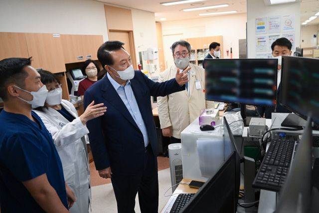 윤석열 대통령이 4일 경기도 의정부시 권역응급의료센터인 가톨릭대 의정부성모병원을 찾아 응급 의료 현장을 둘러보고 있다. 연합뉴스