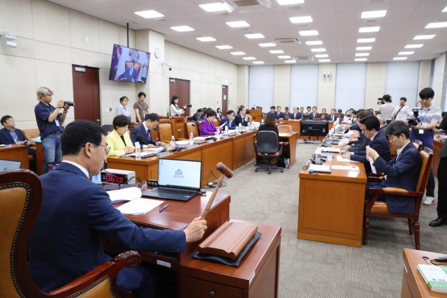 野 '지역화폐법' 행안위 강행 처리…與 '세금 살포법'