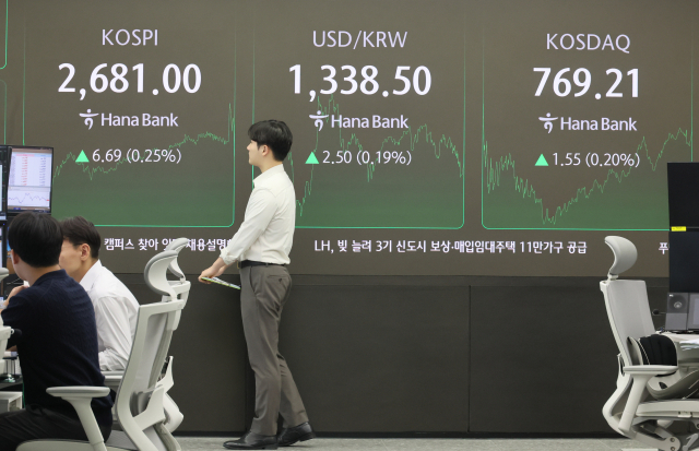 '한은, 금리 0.25%P씩 3번 내리면 민간 이자부담 8.9조 줄어'