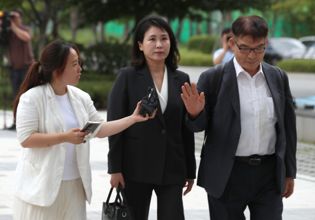 이재명 더불어민주당 대표의 배우자인 김혜경(왼쪽 두 번째) 씨가 5일 오후 ‘경기도 법인카드 유용’ 의혹 관련 조사를 받기 위해 경기도 수원시 영통구 수원지검으로 출석하고 있다. 공동취재